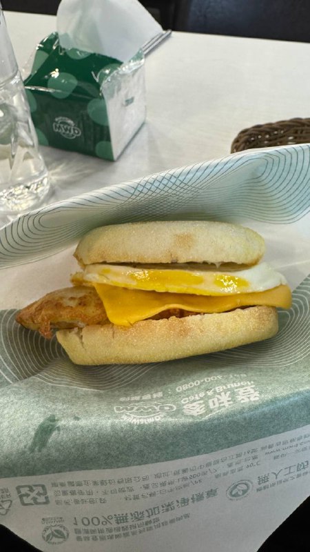 開心健身完後想說去麥味登買看看新的鬆餅堡又落空 lol 😂 還是回來繼續吃原塊嫩雞滿分堡加蛋+無糖豆漿惹
